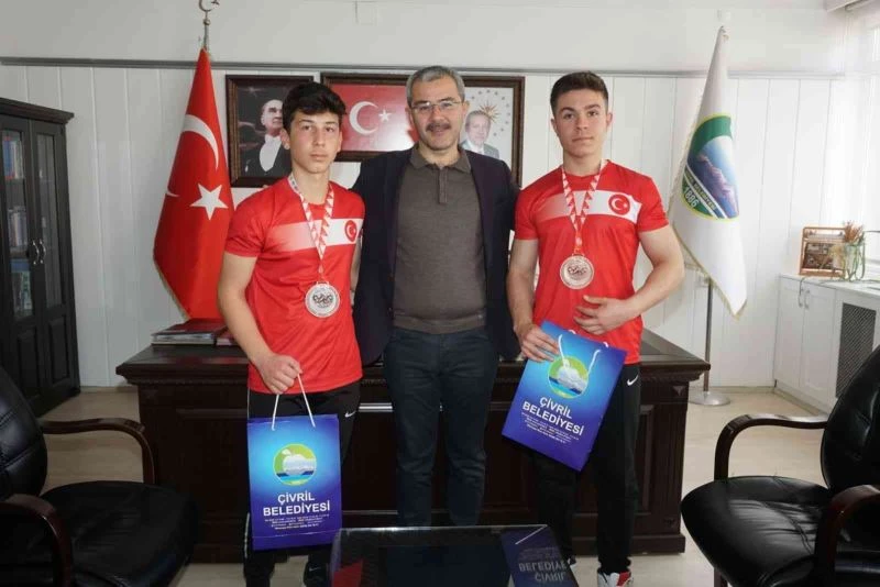 Dünya şampiyonları, başarılarını Başkan Vural ile paylaştı
