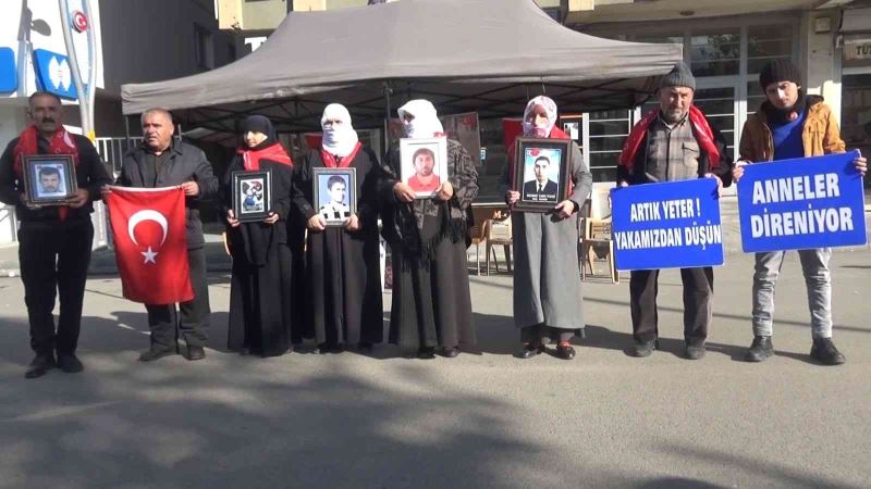 Evlatları için HDP önünde nöbet tutan anne: 