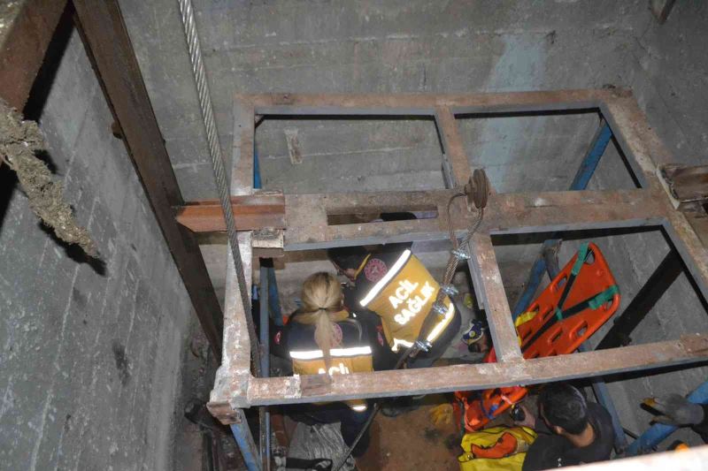 Halatı boşalan asansör zemine çakıldı, sıkışan 2 işçi yaralandı
