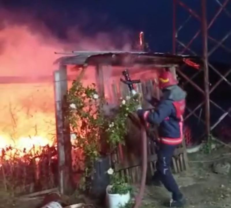 Baraj kenarındaki bağ evi alev alev yandı
