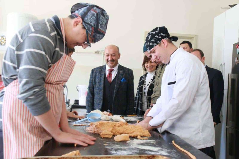 Özel öğrenciler kendi pişirdikleri tarhana cipsini Müdür Başyiğit’e ikram etti
