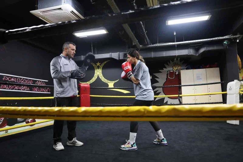 Sınıfta öğretmen ringde boksör
