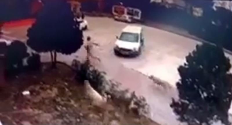 Başakşehir’de sokak köpeklerinin bir adamı kovaladığı anlar kamerada
