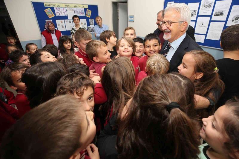 Başkan Erdem’den okullara Öğretmenler Günü ziyareti
