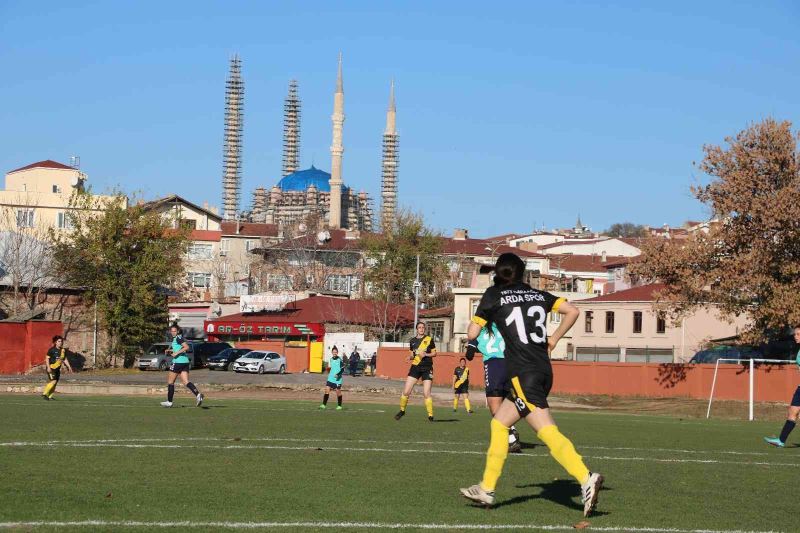 Filibe ve Edirne’nin kadın futbolcuları kıyasıya mücadele etti
