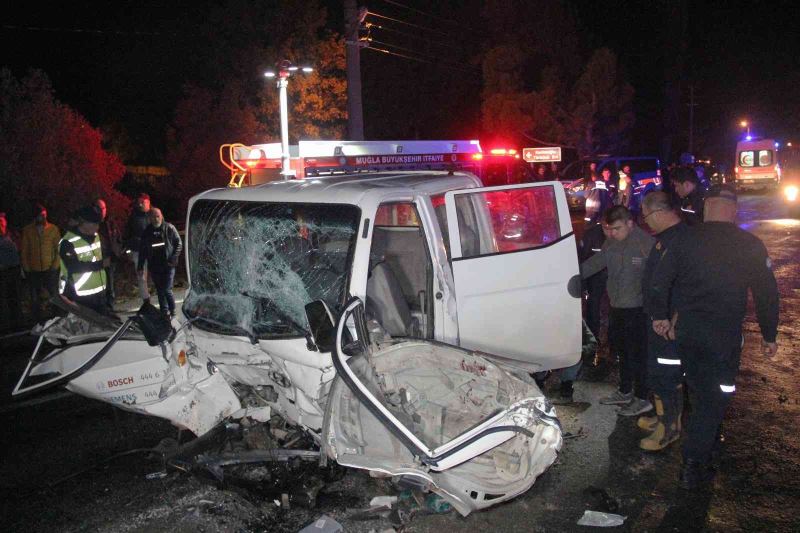 Muğla’da kamyonet minibüsle çarpıştı: 22 yaralı
