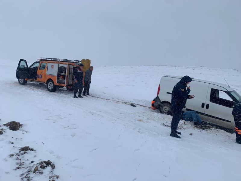 Kuşmer Yaylası’nda kardan mahsur kalan vatandaşın yardımına AFAD ve jandarma yetişti
