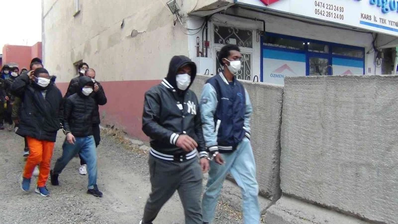 Kars’ta düzensiz göçmenler sınır dışı ediliyor
