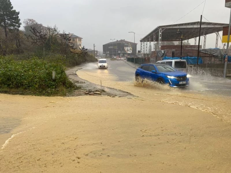 Kuvvetli sağanak yağış sürücü ve yayalara zor anlar yaşattı
