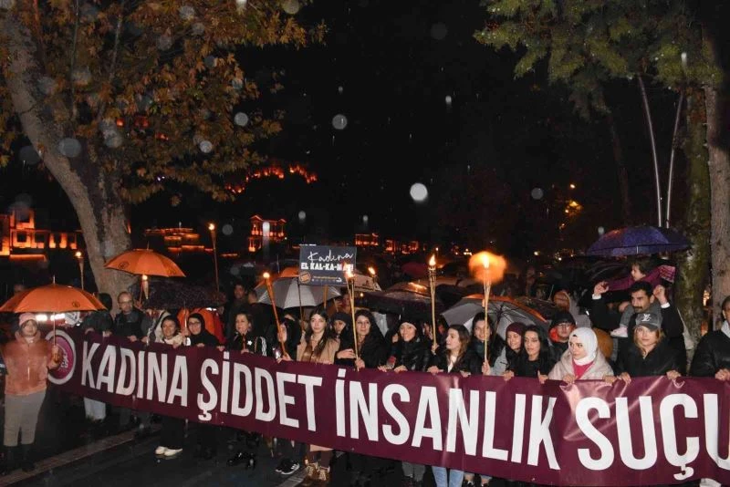 Turuncu renge bürünen Amasya’da kadına şiddete karşı meşaleli yürüyüş

