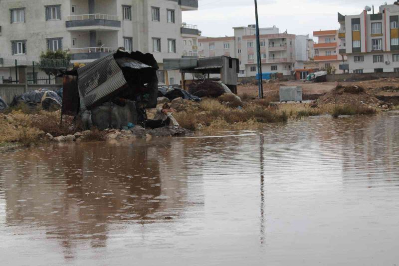 Midyat’ta evleri su bastı, yollar göle döndü; vatandaşlar belediyeye tepki gösterdi
