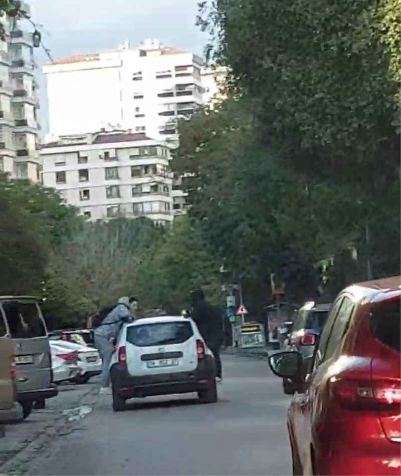 Kadıköy’de otomobilin çatısına asılan gençlerin tehlikeli yolculuğu
