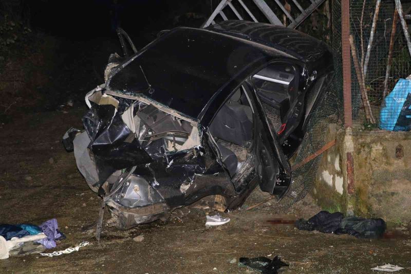 Rize’de bariyerlere çarpan araç 3 metrelik duvardan düştü: 2 ölü, 3 ağır yaralı
