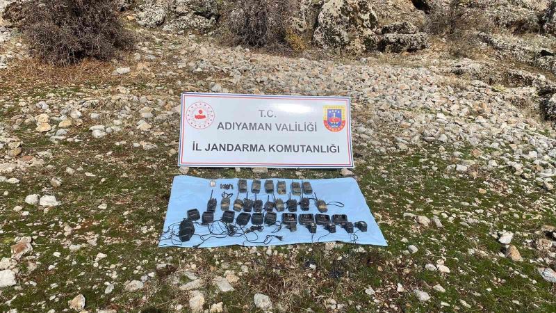 Terör örgütü PKK’ya ait toprağa gömülü telsizler ele geçirildi
