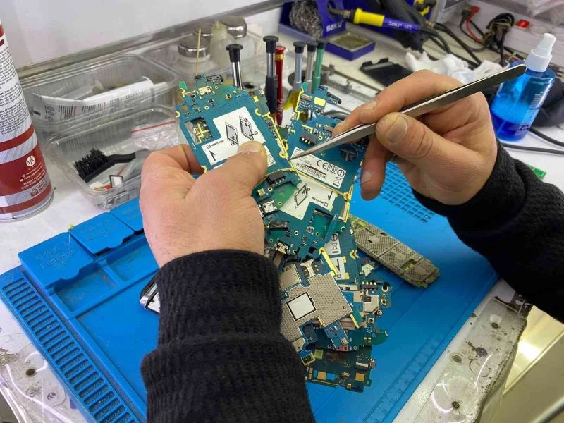  Hurda cihazların içinde altın arıyor
