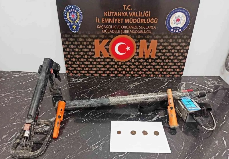 Kütahya’da bir araçta tarihi eser niteliğinde 4 adet sikke ele geçirildi
