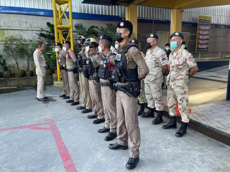 Öğrencilerin provasından rahatsız olan şahıs ilkokula 18 el ateş etti
