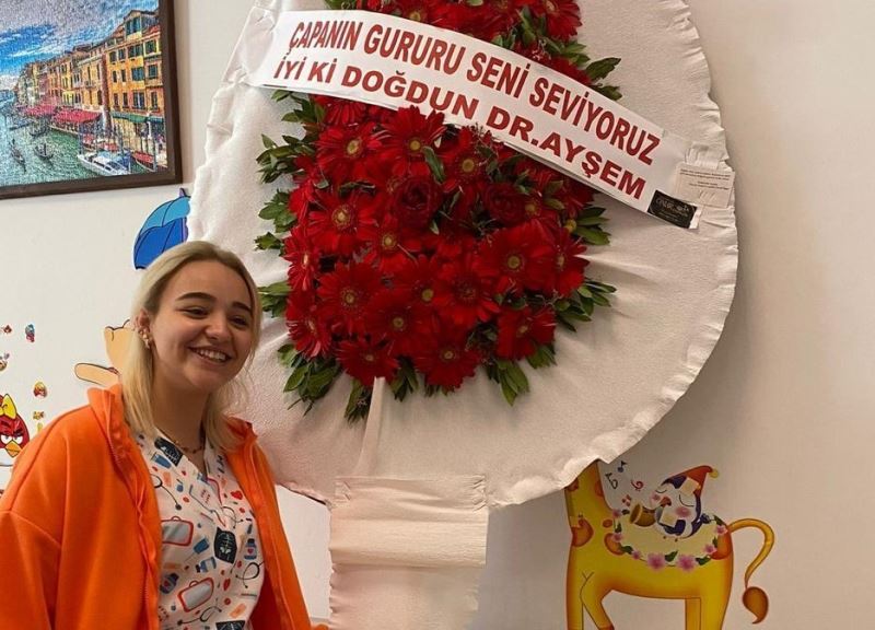 ‘Sahte doktor’ inandırıcı olmak için kendi adına çelenk bile yaptırmış
