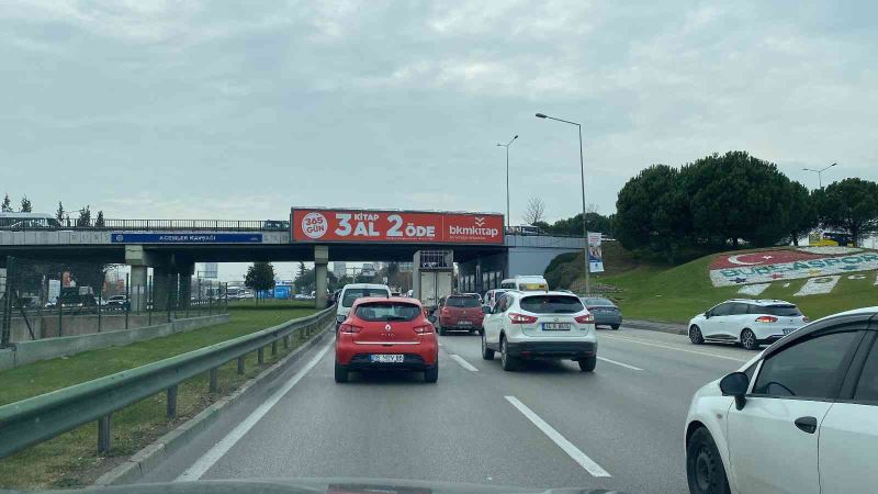 Trafikte yol verme kavgası ringleri aratmadı, o anlar kameralarda
