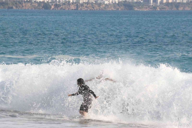 Antalya’nın batısında sağanak yağmur: Dünyaca ünlü sahilde dalga keyfi
