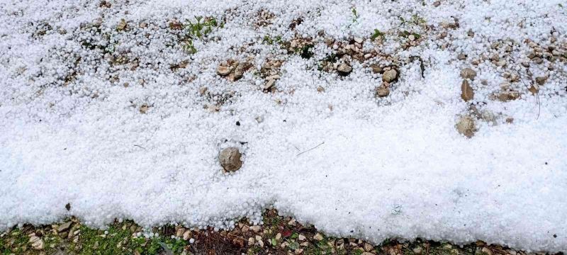 Antalya’da dolu, portakal bahçelerine ve seralara zarar verdi
