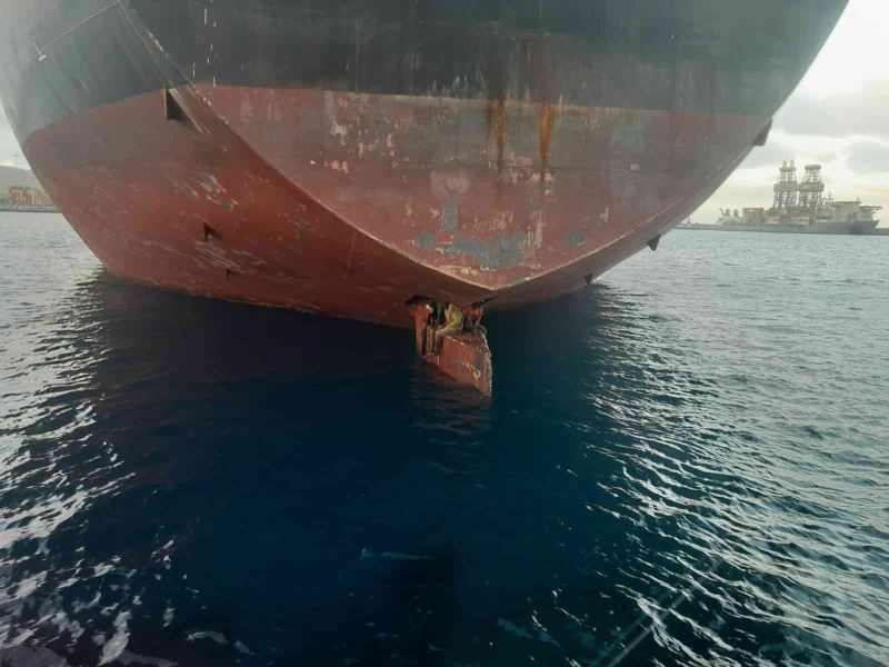 Petrol tankerinin dümen palasında saklanan 3 göçmen yakalandı
