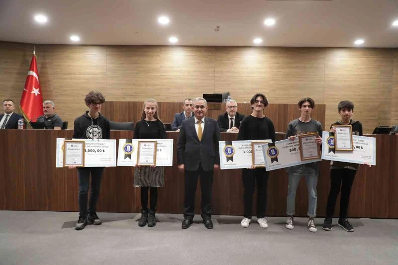 Yarışmada derece elde eden öğrencilerin ödüllerini Başkan Işık verdi
