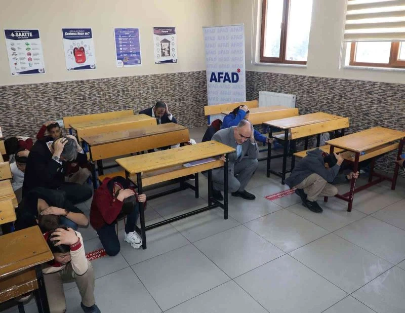 Konya’da deprem tatbikatı: Vali öğrencilerle sıra altında tehlikenin geçmesini bekledi

