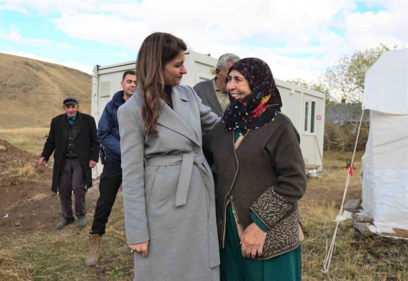 Vali Öner’in eşinden depremzede ailelerine ziyaret
