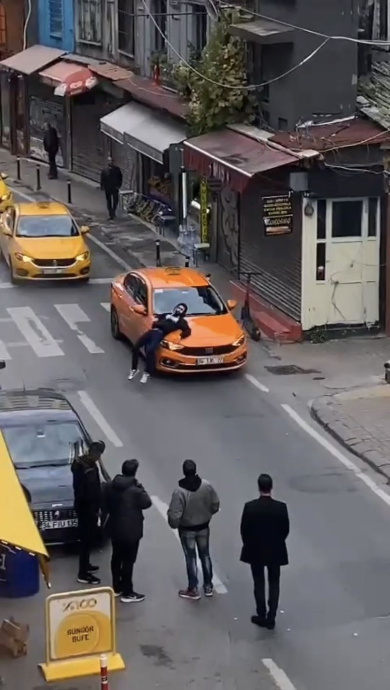 Beyoğlu’nda araçların önünü kesti, taksinin kaputunun üzerine yattı
