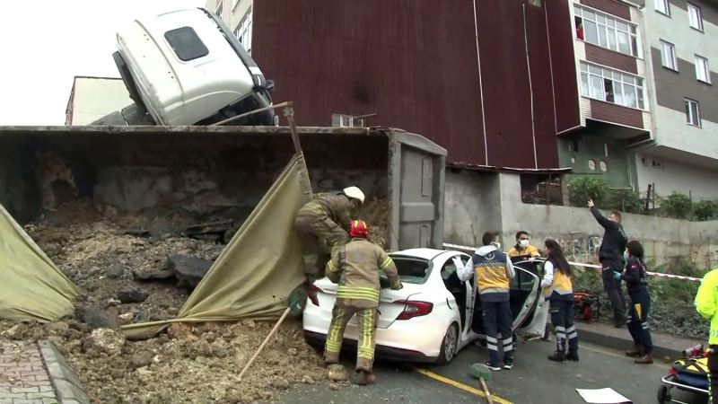 Başakşehir’de hafriyat kamyonu otomobilin üzerine devrildi. Yol trafiğe çift taraflı kapatılırken, itfaiye ekipleri araçta ve hafriyat kamyonunda sıkışanları kurtarma çalışması başlattı.
