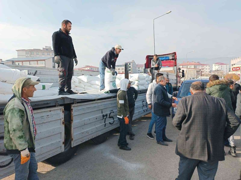 Arı Yetiştiriciliği Birliğince birlik üyelerine beslenme şekeri dağıtıldı
