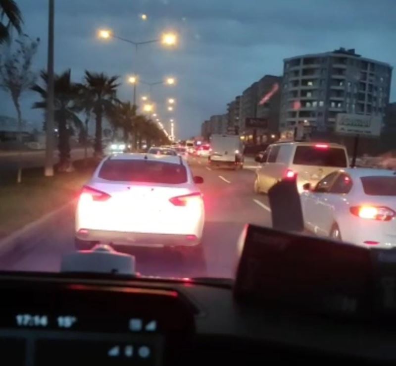 Mardin’de duyarsız sürücü siren çalan ambulansa yol vermedi
