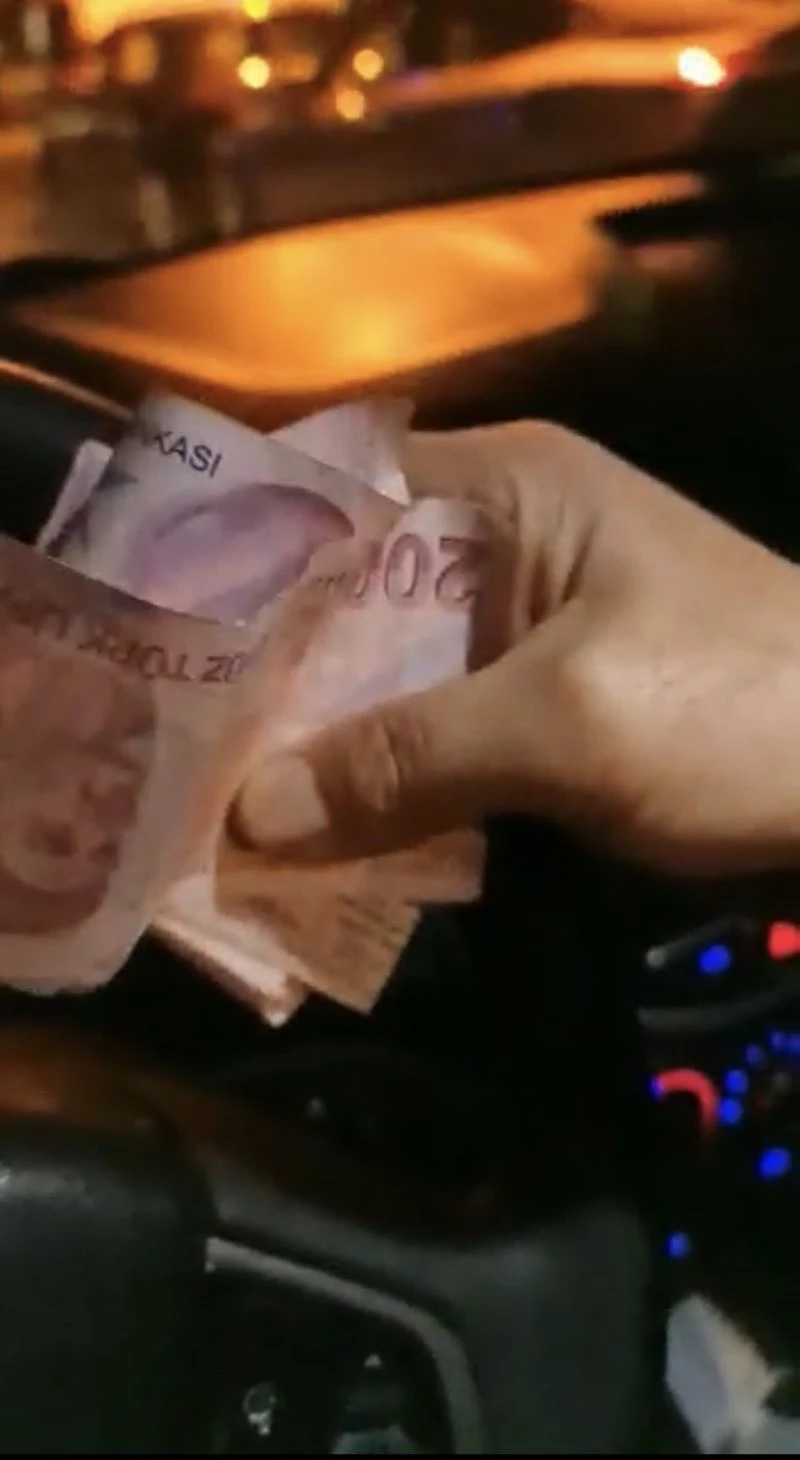 İstanbul’da taksiciden insanlık örneği: Cebinden bir deste para çıkaran alkollü müşterisini polis merkezine bıraktı
