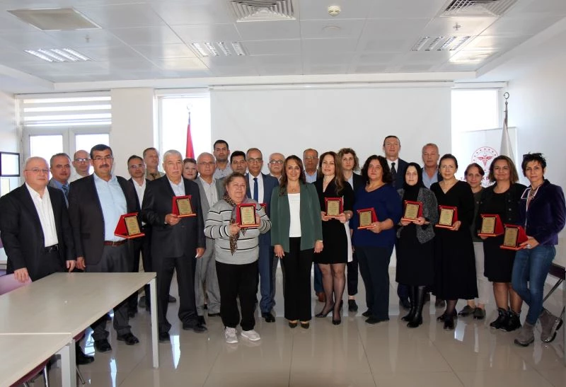 Emekli olan sağlık personellerine özel plaket
