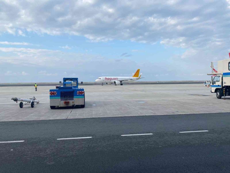 Hava muhalefeti nedeniyle Gürcistan’a inemeyen uçak Rize’ye indi
