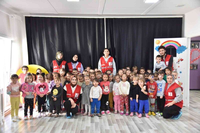 Türk Kızılay’ı gönüllüleri minik öğrencileri ziyaret etti
