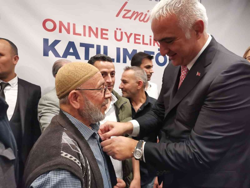 Bakan Ersoy, İzmir’de AK Parti’ye katılanlara rozet taktı
