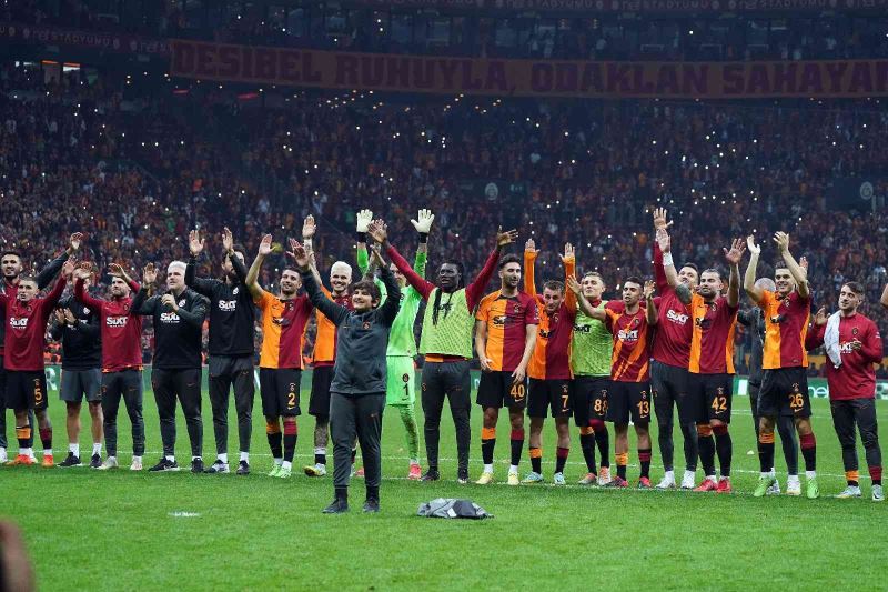 Galatasaraylı futbolcular, derbi galibiyetini taraftarlarla kutladı