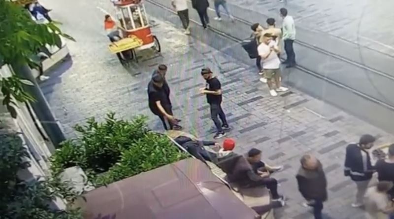 (Özel) Taksim’de dehşet anları kamerada: Banka yattı diye maket bıçağıyla yüzünü kesti
