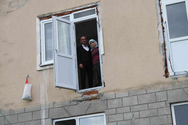 Bu evin balkon kapısı var ama balkonu yok
