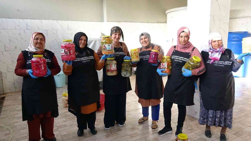 Yozgat’ta kadınlar, daha önce evlerde ürettikleri turşunun seri üretimine geçti
