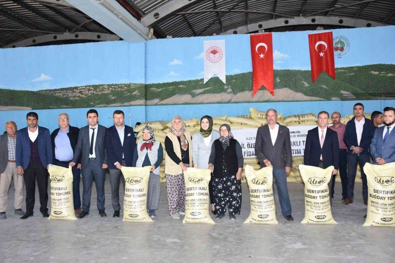 Pazarlar’da 125 çiftçiye sertifikalı 20 ton buğday ve 20 ton arpa tohumu dağıtıldı
