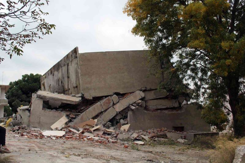 Sinop’ta yıkım esnasında bina yan yattı
