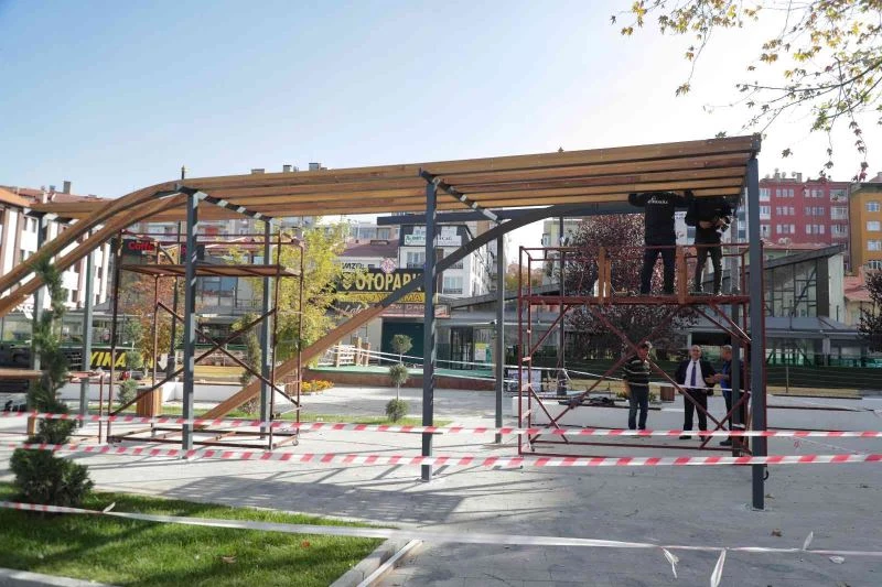 Zafer Meydanı’na gölgelik ve oturma grupları
