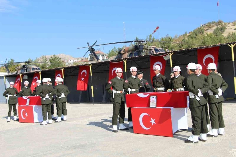 Göle dönen sokağı komiser açmaya çalıştı
