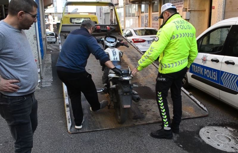 Plakasız motosikleti yürütürken yakalanan şahsın 4 ayrı aranması çıktı
