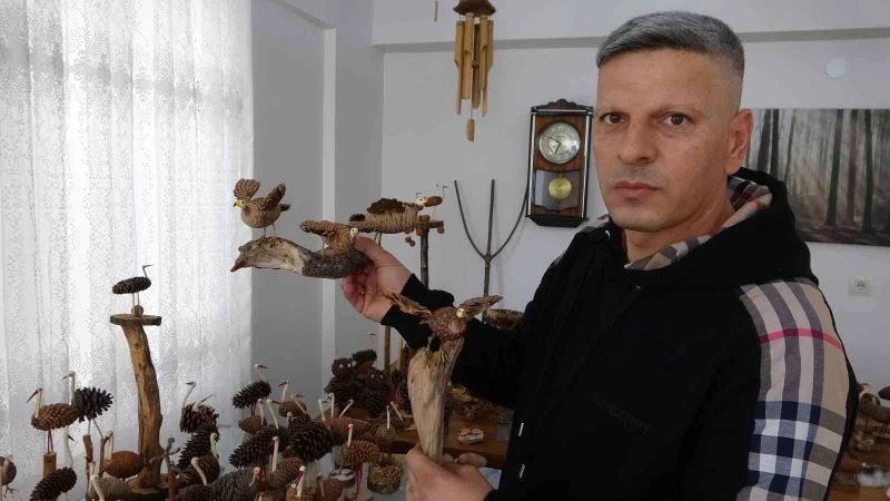 Doğadan topladığı ağaç parçalarını sanata dönüştürüyor
