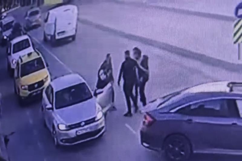 İstanbul’da yol verme kavgası cinayetle bitti: “Beni nasıl tanımazsınız” diyerek yanlışlıkla yanındaki adamları vurdu
