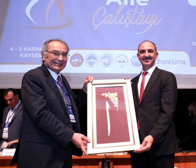 KAEÜ Rektörü Vatan Karakaya, Kayseri’de ‘Gençlik ve Aile Çalıştayına’ katıldı
